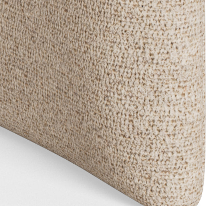 Tori spisestol i beige bouclé, nærbilde av det myke stoffet på ryggen