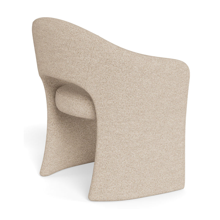 Tori spisestol i beige bouclé med buet rygg, sett fra siden bak mot hvit bakgrunn