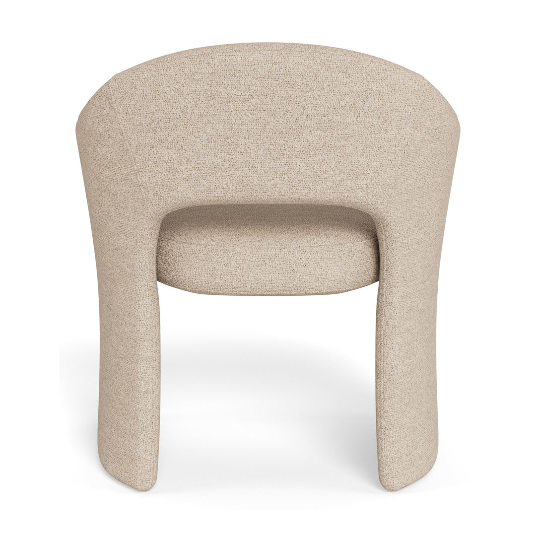 Tori spisestol i beige bouclé med buet rygg, sett rett bakfra mot hvit bakgrunn