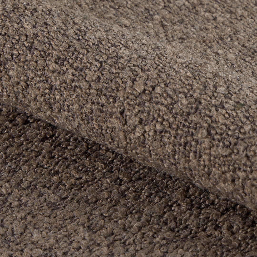 Tori spisestol i taupe bouclé, nærbilde av tekstur i det gråbrune stoffet