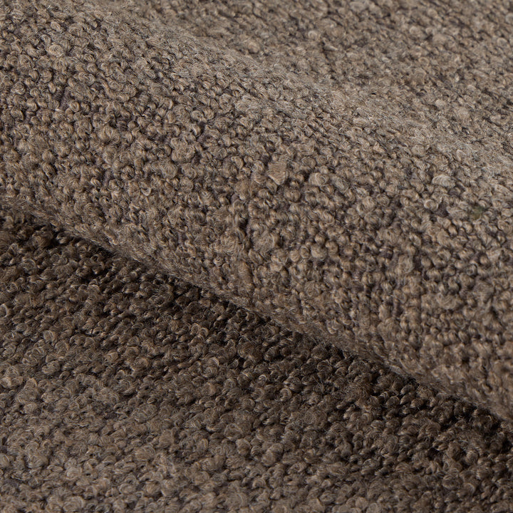 Tori spisestol i taupe bouclé, nærbilde av tekstur i det gråbrune stoffet