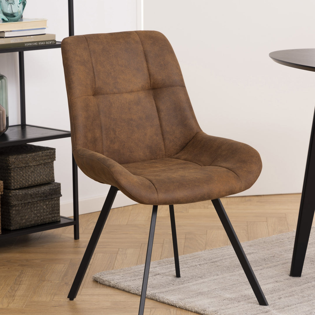 Waylor spisestol i brun mikrofiber med sorte ben, ved sort bokhylle med kurver
