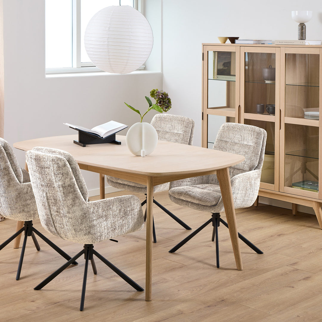 Edgar spisestoler i beige chenille rundt eikebord i lys spisestue med vitrineskap