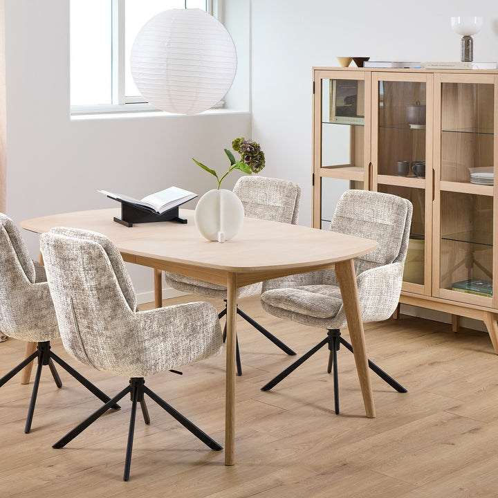 Edgar spisestoler i beige chenille rundt eikebord i lys spisestue med vitrineskap