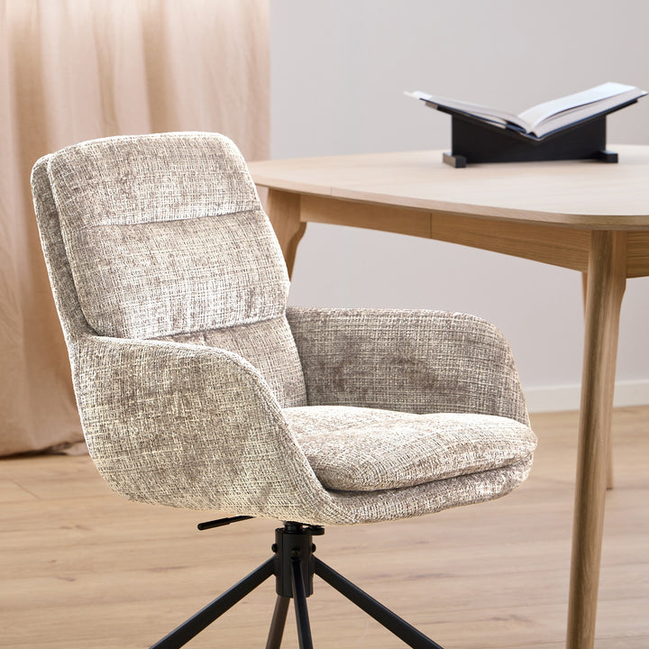 Edgar spisestol i beige melert stoff med sorte stjerneben, ved lyst skrivebord med bokstativ