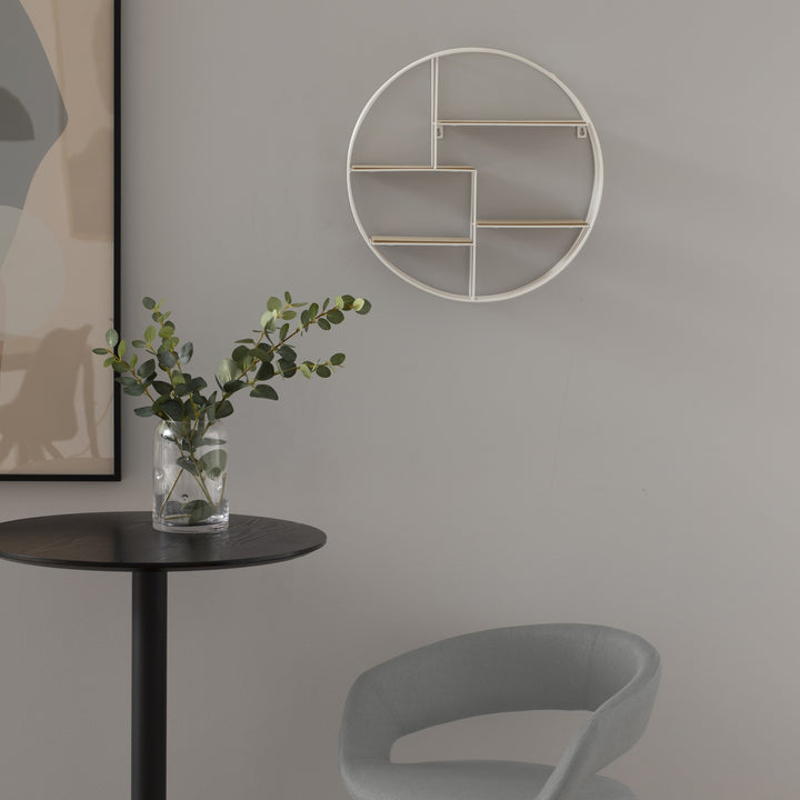 Ibiza barbord i stylet rom med rund vegghylle, sort bord med eukalyptus og grå stol