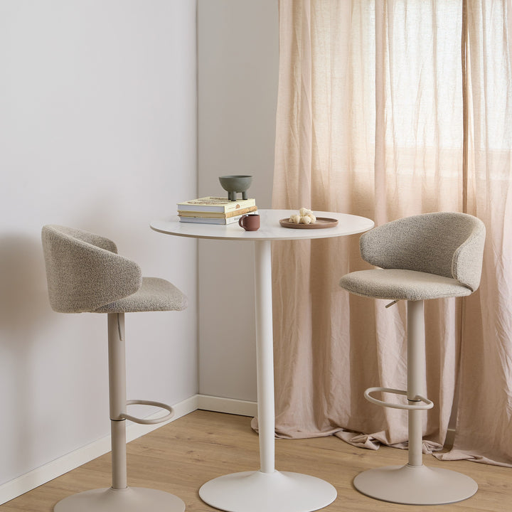 Malta barbord med hvit keramikkplate og to beige bouclé barstoler, ved lin gardin
