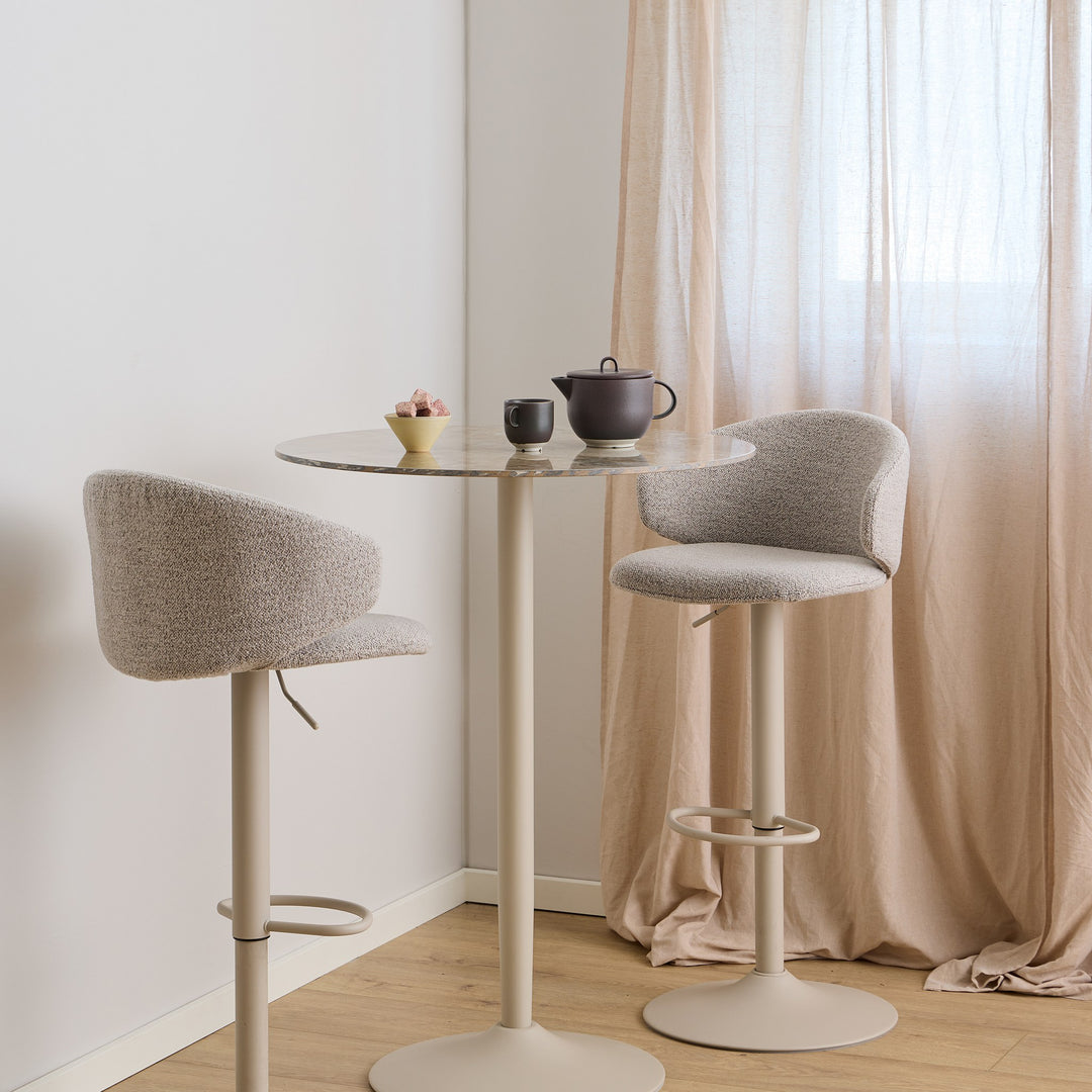 Malta barbord med brun keramikkplate og to beige bouclé barstoler, ved lin gardin
