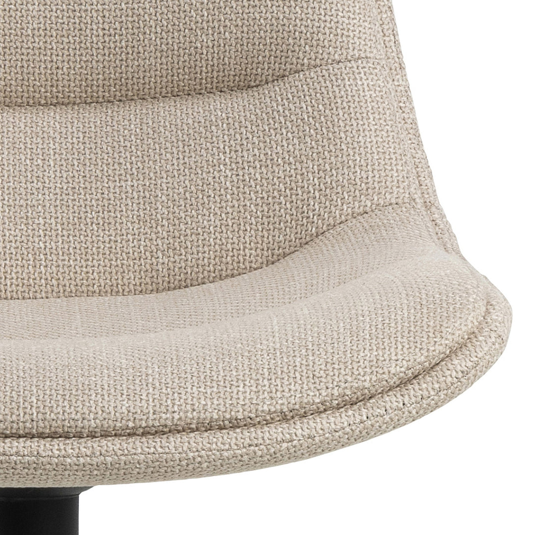 Adisa barstol i beige strukturstoff, nærbilde av rygg og sømmer