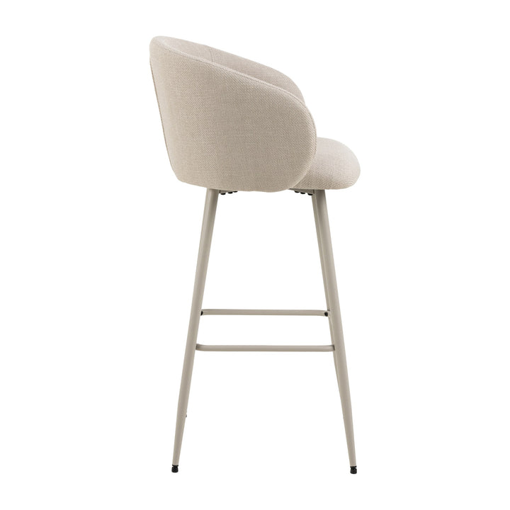 Eleanor barstol i beige strukturstoff sett fra siden, på smale beige metallben