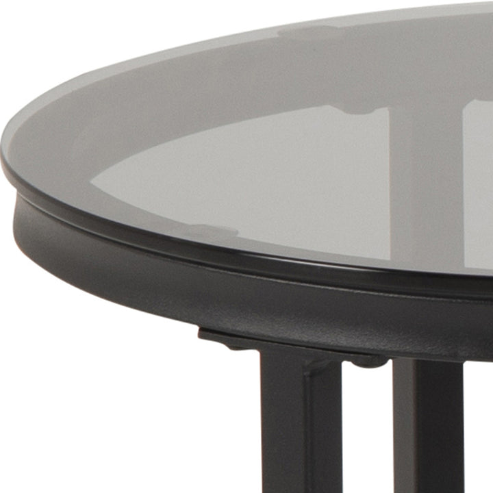 Nærbilde av røykfarget glasstopp på lite Spiro sidebord med sort ramme