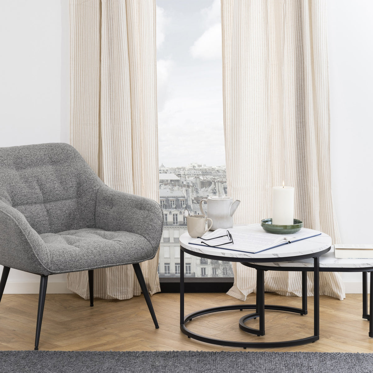 Spiro sofabord med hvit marmorplate, som settbord ved grå lenestol og vindu