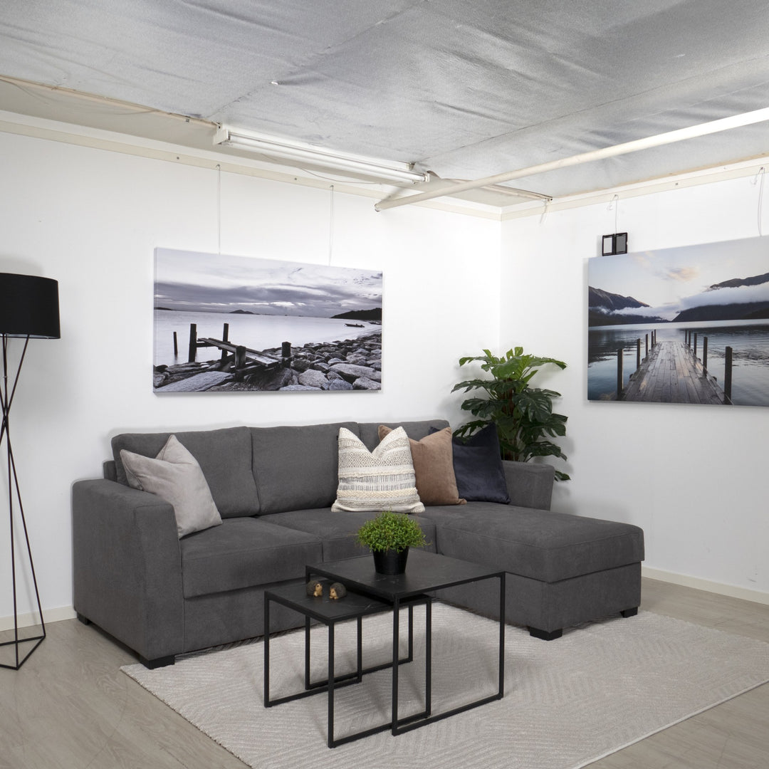 Infinity sofabord, sort sett med to bord med mørk marmortopp, foran grå sofa med sjeselong i stue
