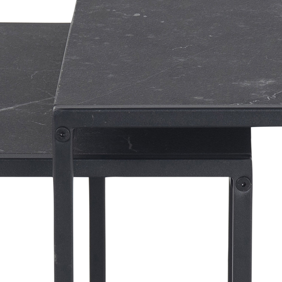 Detalj av sorte marmortopper og metallramme på Infinity sofabord