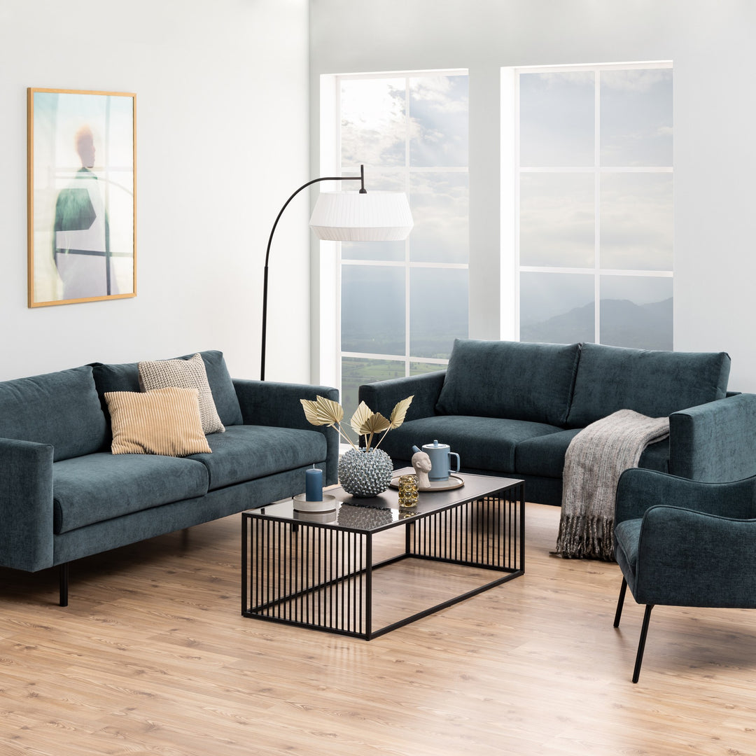 Strington sofabord med mørk plate og sort ramme i stue med blå sofaer og store vinduer