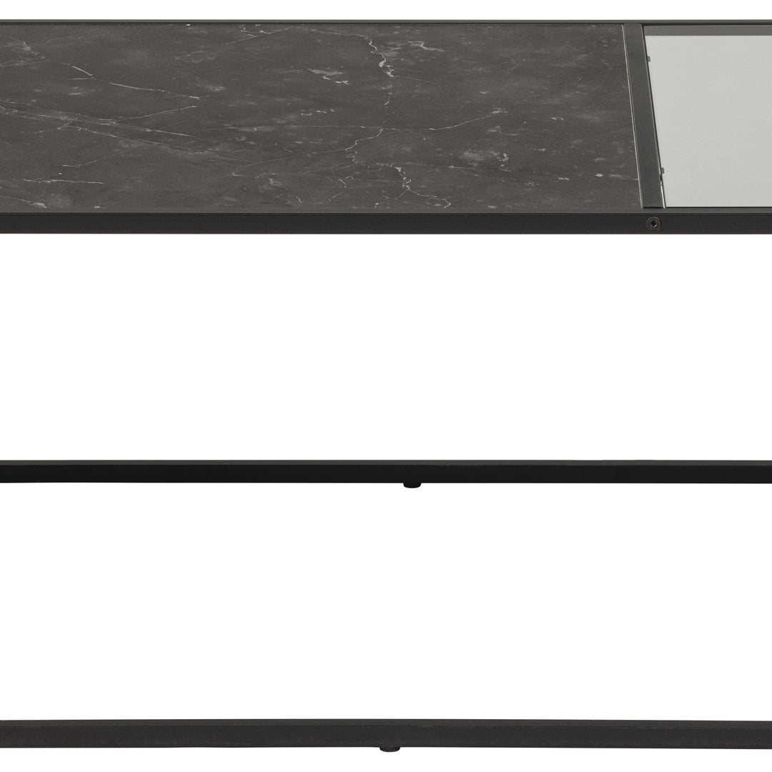 Strington sofabord med plate i sort marmormønster og røkt glass, detalj fra siden