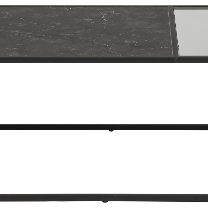 Strington sofabord med plate i sort marmormønster og røkt glass, detalj fra siden