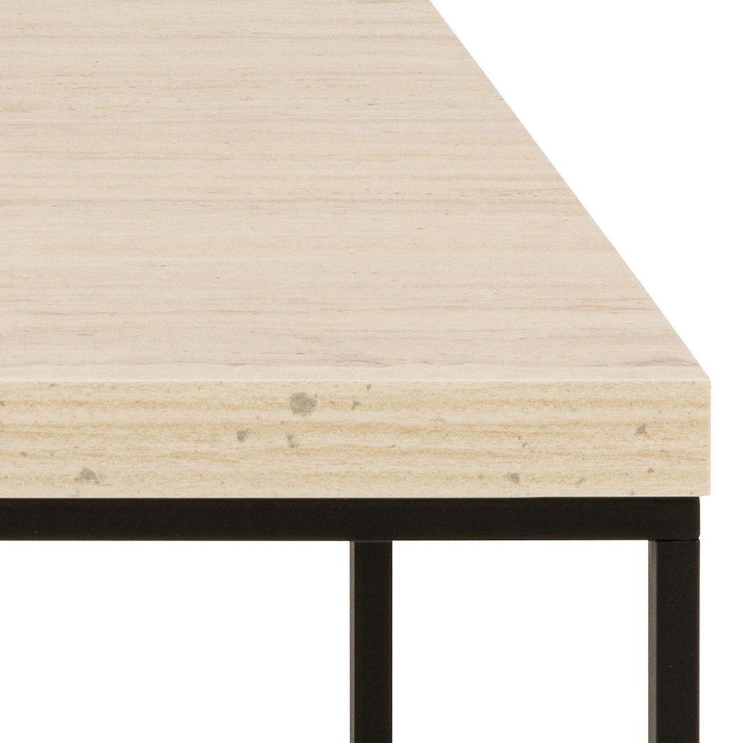 Barossa sofabord, nærbilde av lys beige travertinfarget plate og sort metallramme