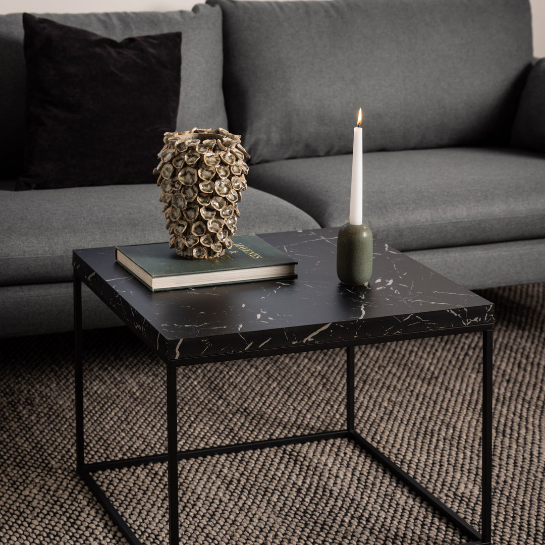 Barossa sofabord med sort marmorplate og sort ramme, foran grå sofa