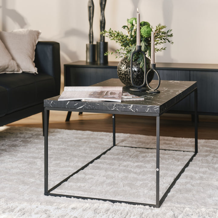 Barossa sofabord med sort marmorplate og sort ramme, foran sort skinnsofa