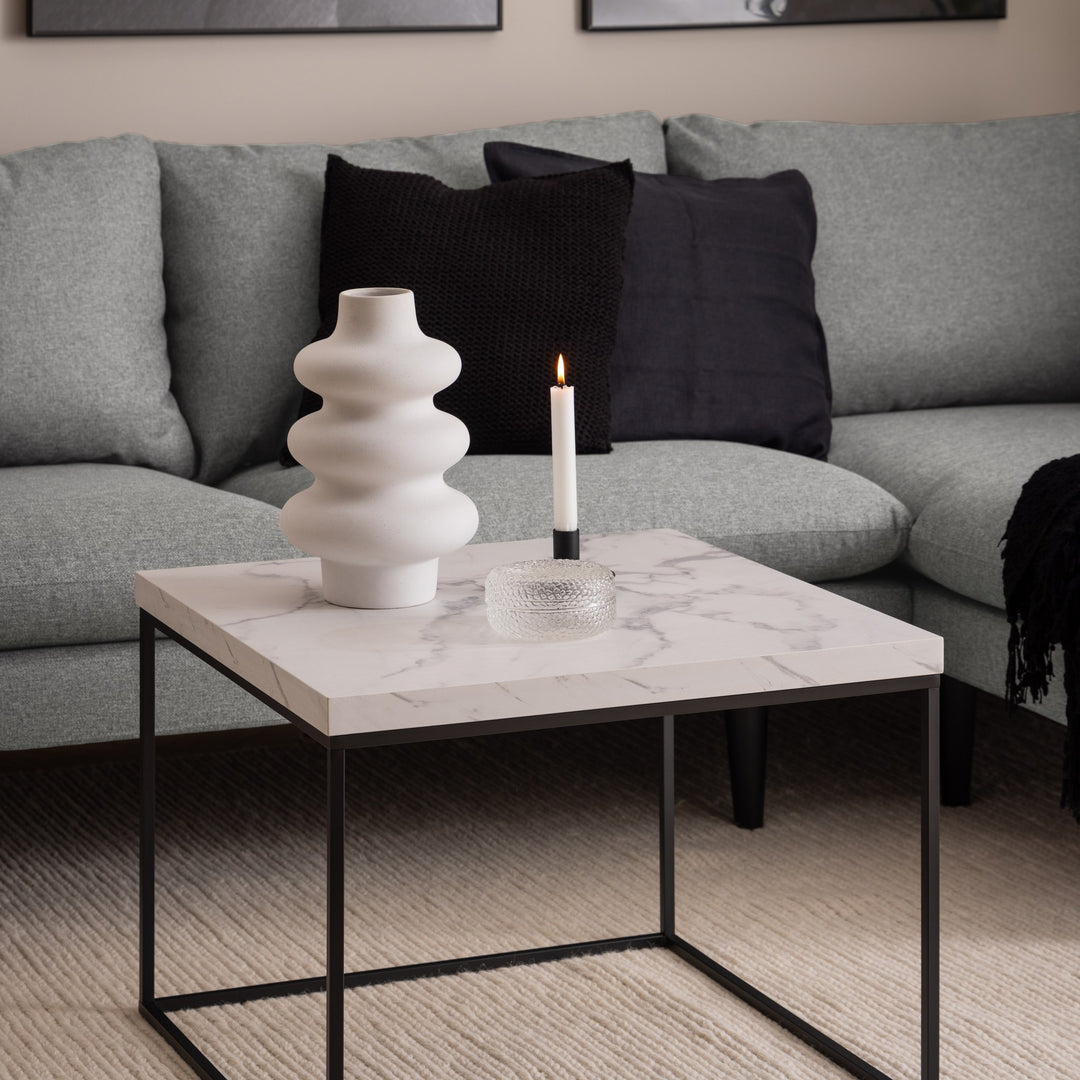 Barossa sofabord med hvit marmorplate og sort ramme, foran grå sofa
