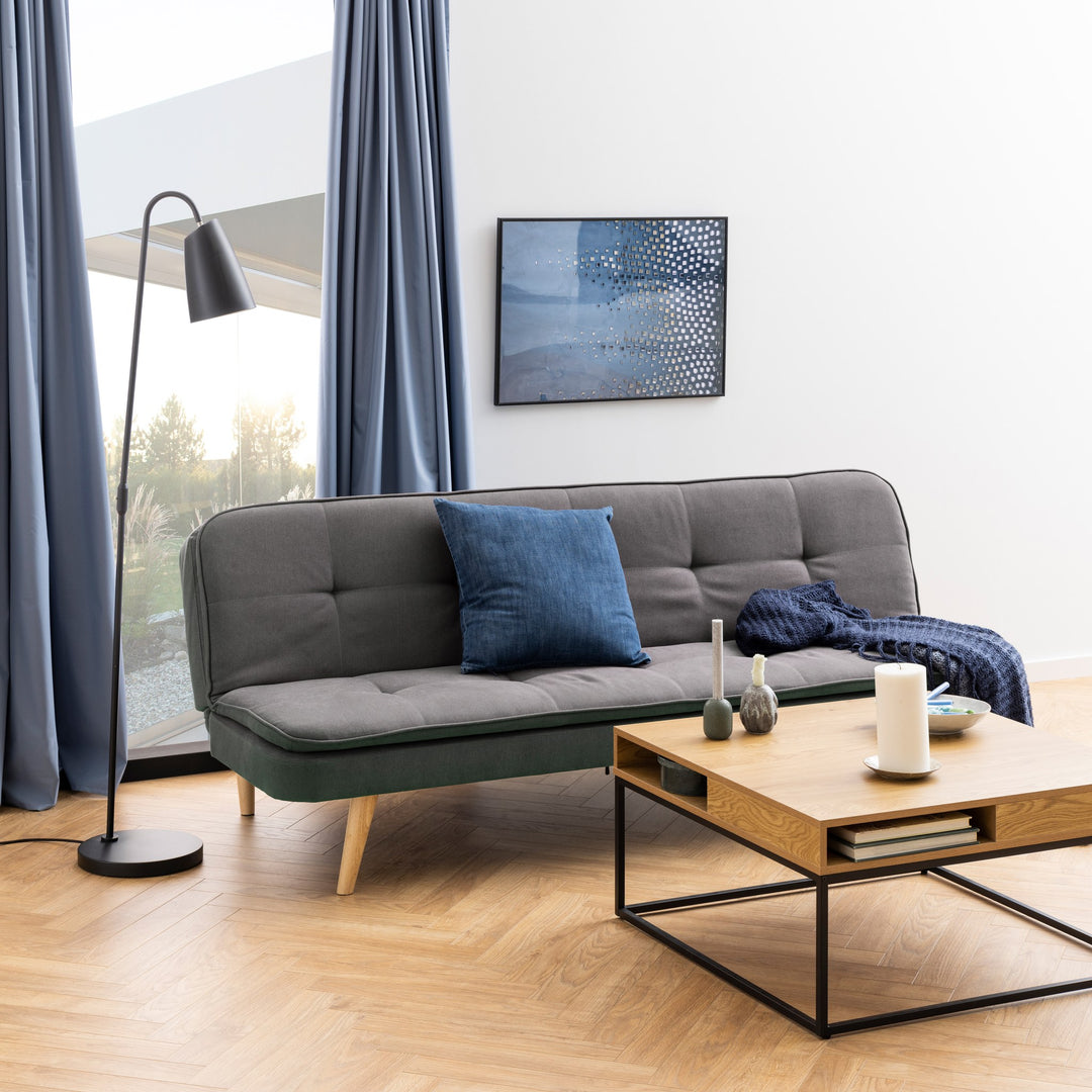 Willford sofabord i lys eik ved grå sovesofa, med blå gardiner og gulvlampe i lys stue