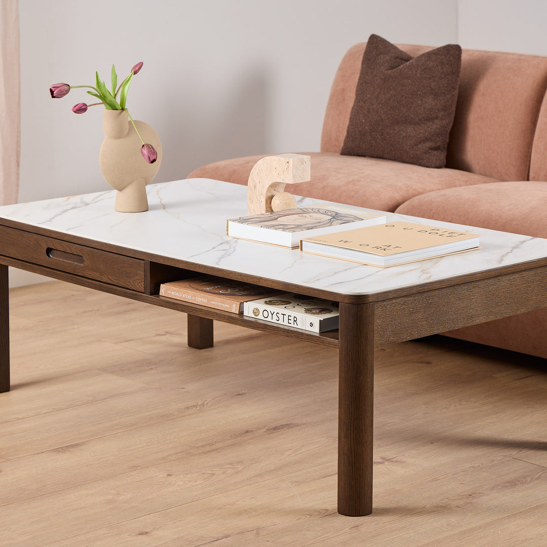 Hampton sofabord i mørk eik med hvit marmorplate, i stue med terrakotta sofa og tulipaner.