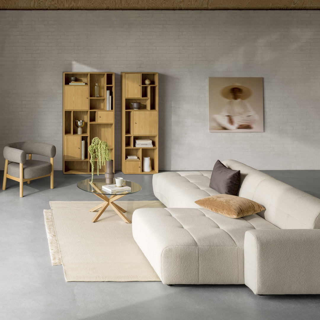 Heaven sofabord med glassplate og eikben i stue med beige bouclésofa og eikhyller