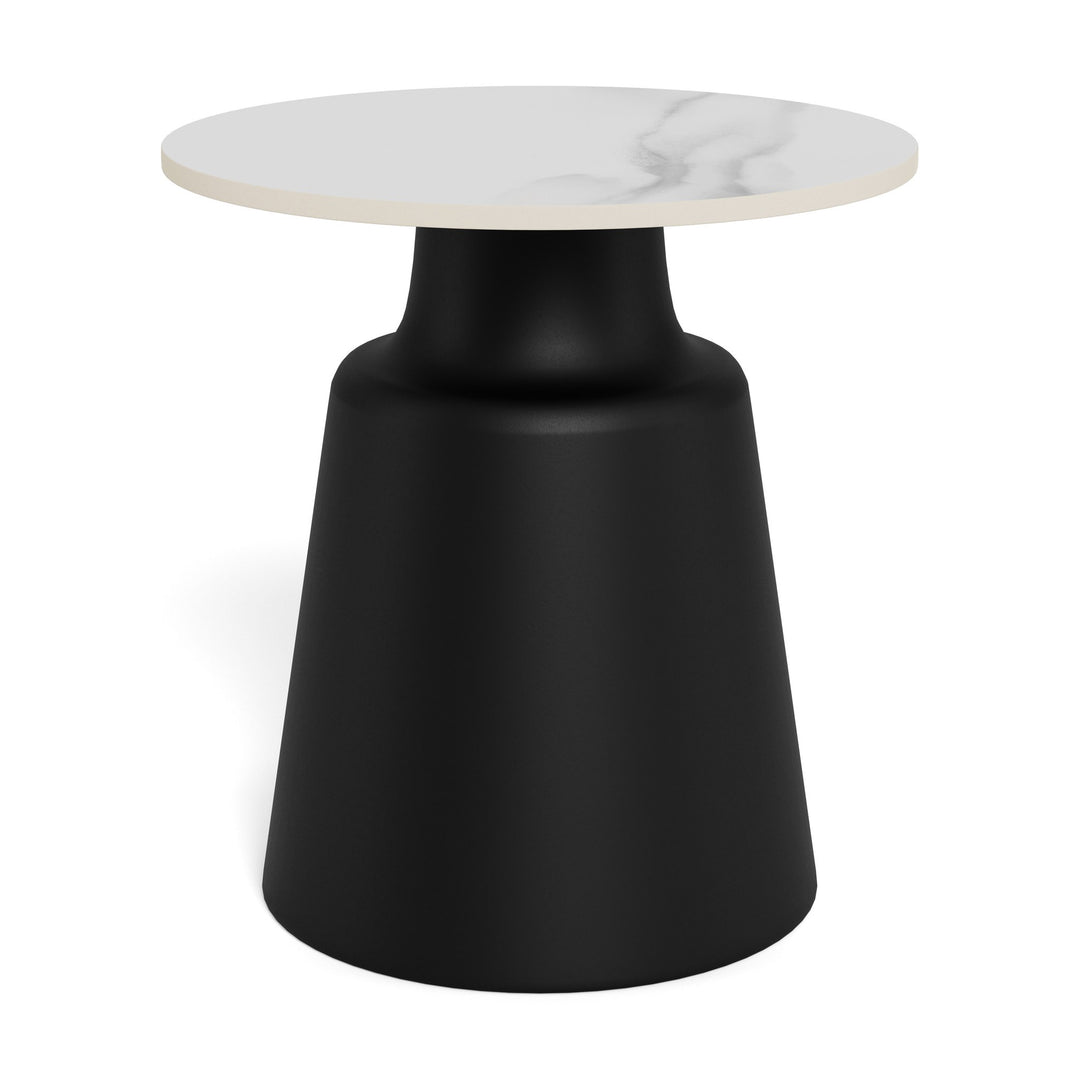 Santorini sofabord med hvit keramikkplate og sort konisk fot, mot hvit bakgrunn.