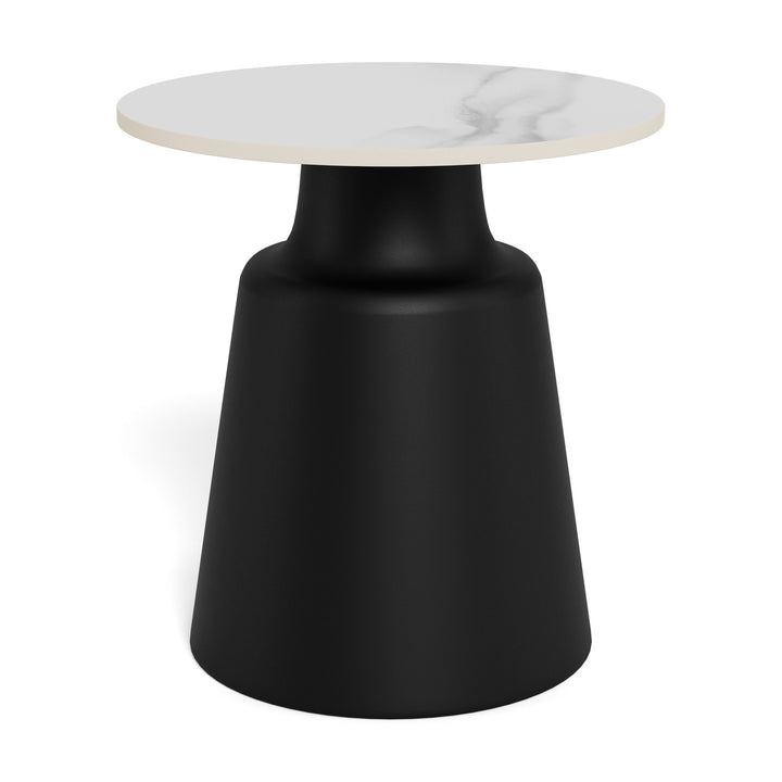 Santorini sofabord med hvit keramikkplate og sort konisk fot, mot hvit bakgrunn.