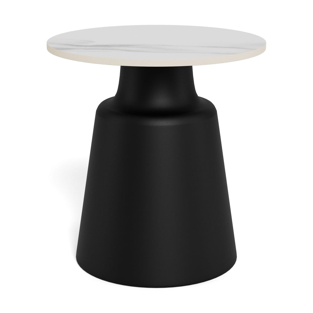 Santorini sofabord med hvit keramikkplate og sort konisk fot, mot hvit bakgrunn.