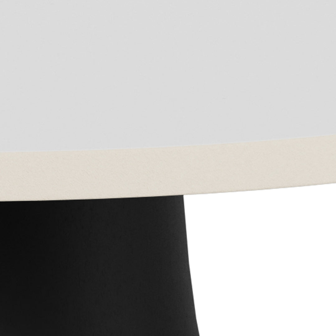 Santorini sofabord, nærbilde av hvit keramikkplate med beige kant og sort fot