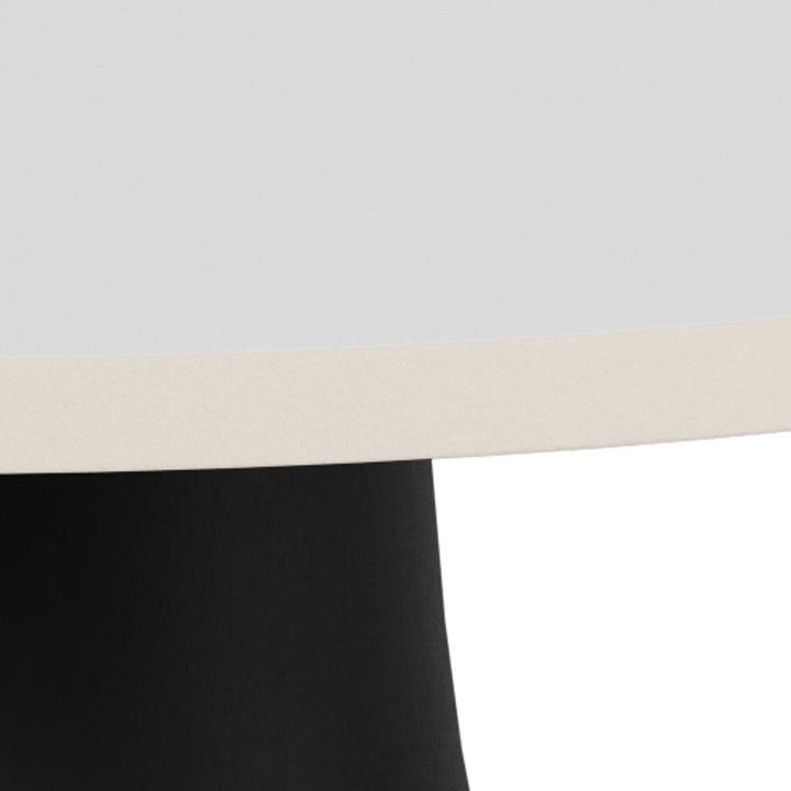 Santorini sofabord, nærbilde av hvit keramikkplate med beige kant og sort fot