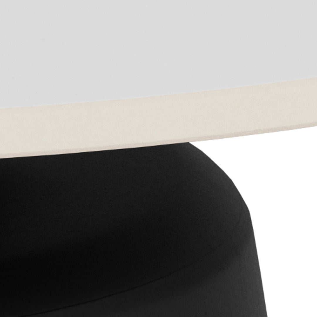 Santorini sofabord, nærbilde av hvit keramikkplate med beige kant og sort fot