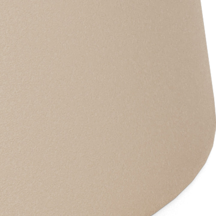 Santorini sofabord, nærbilde av glatt beige underkant på rund travertinplate.