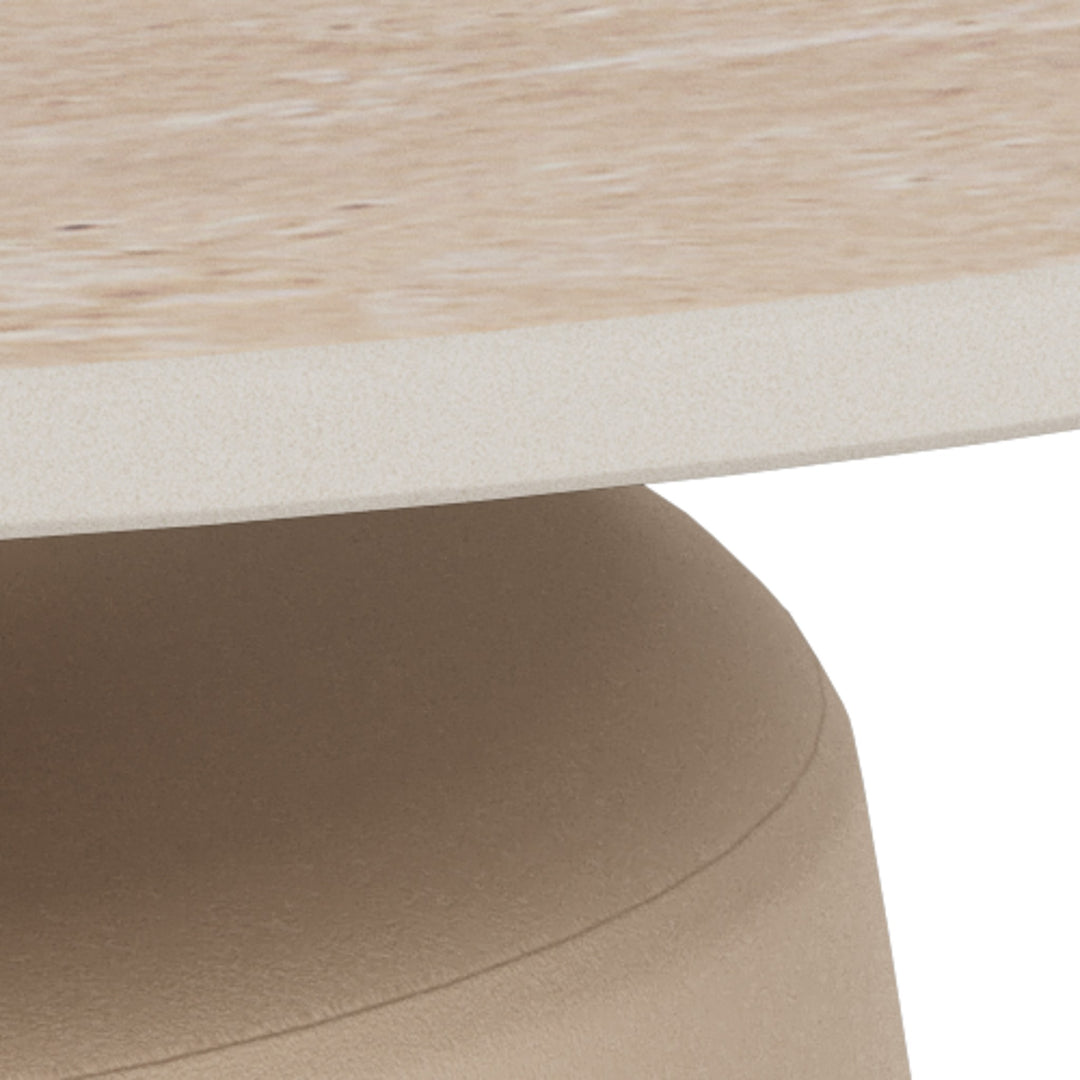 Santorini sofabord i beige travertin med avrundet sandfarget base, nærbilde.