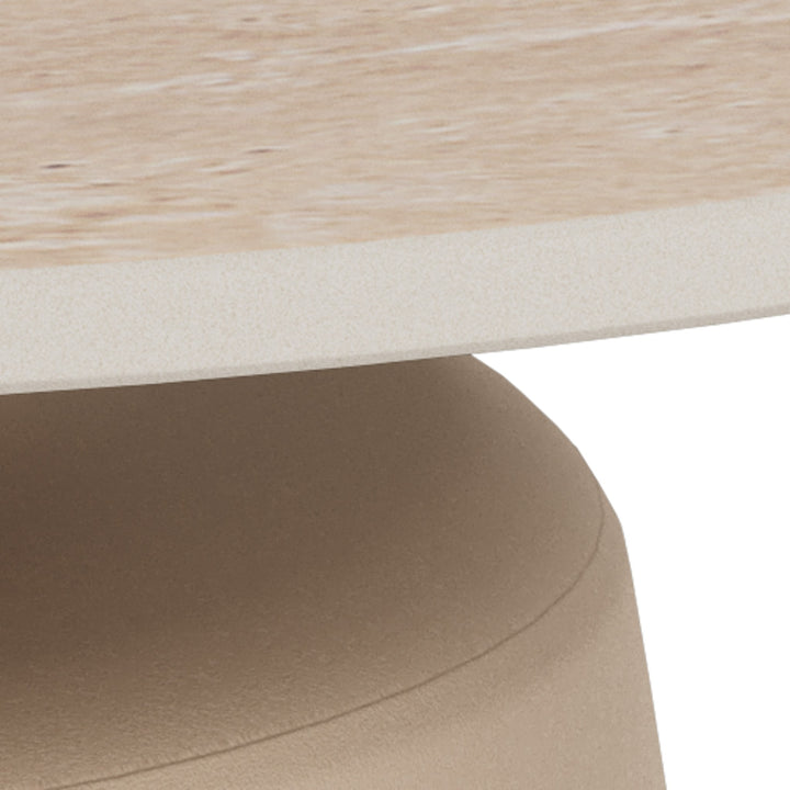 Santorini sofabord i beige travertin med avrundet sandfarget base, nærbilde.