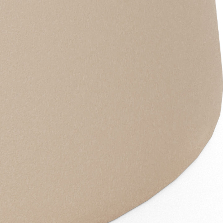 Santorini sofabord, nærbilde av glatt beige kant på rund travertinplate.