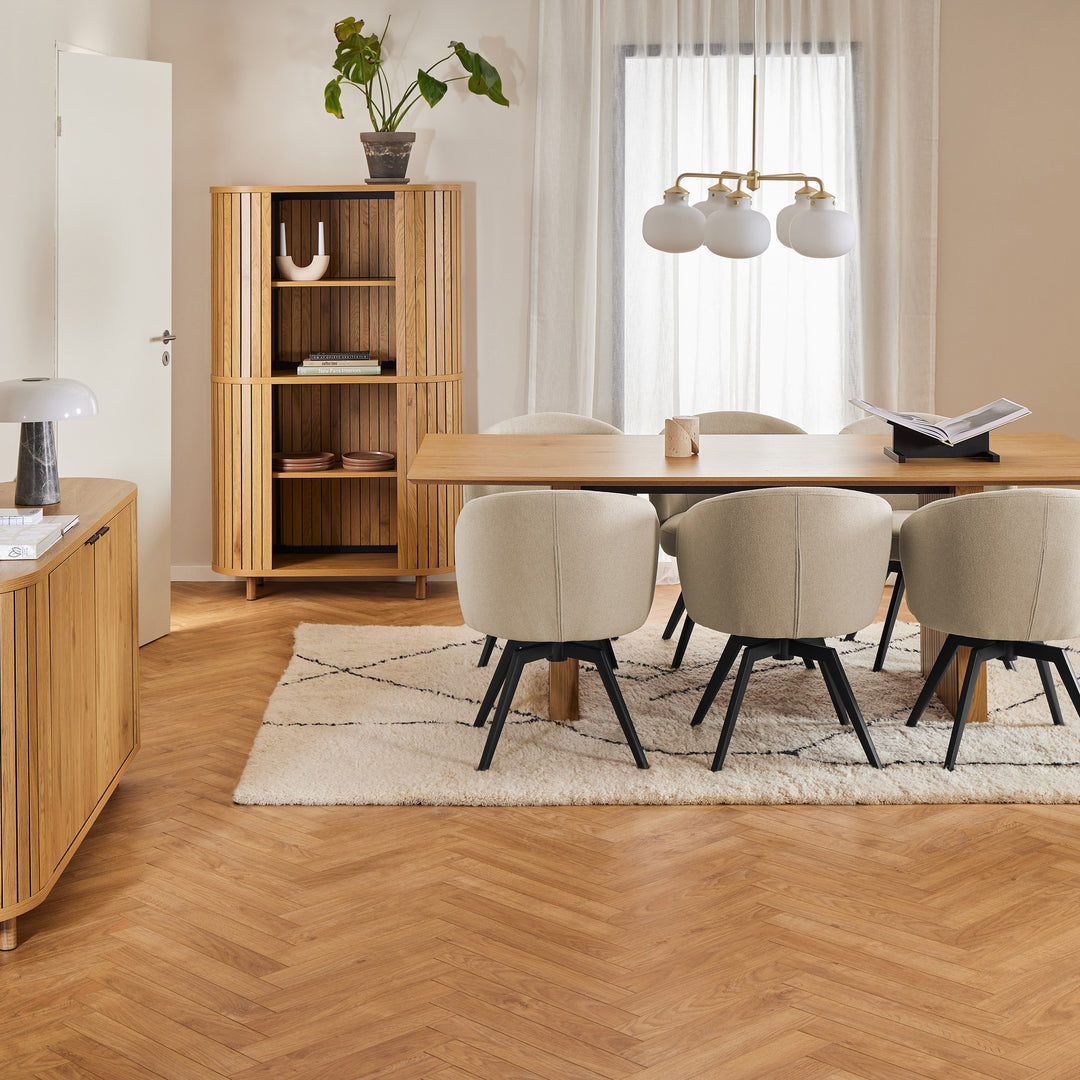 Colima bokhylle i lys eik med spilefront, i spisestue med eikebord og beige stoler