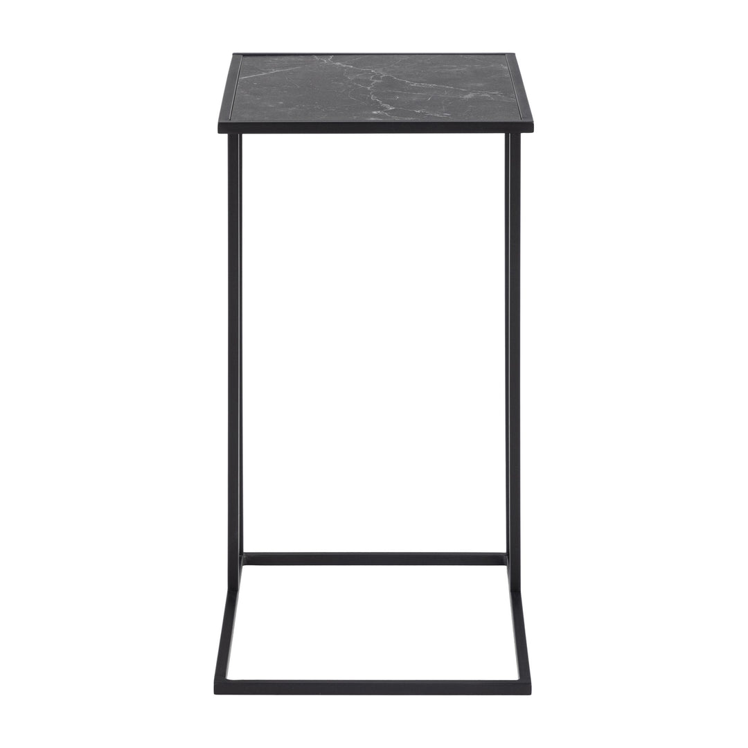 Infinity sidebord i C-form med sort marmorlook-plate og sort metallramme mot hvit bakgrunn