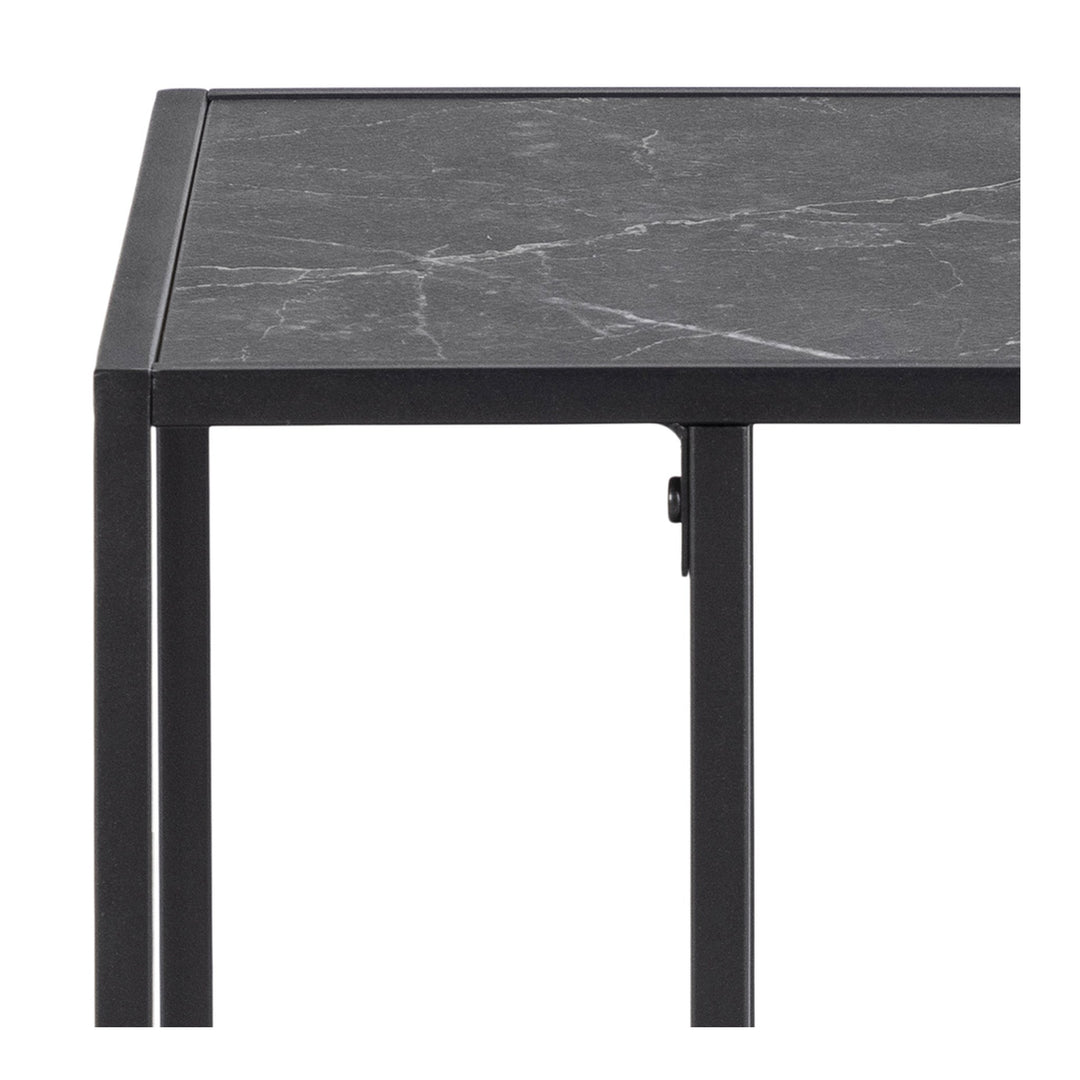 Infinity sidebord, nærbilde av sort marmorplate med metallkant mot hvit bakgrunn