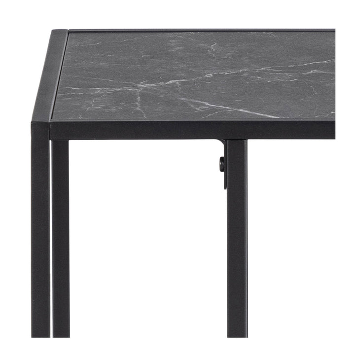 Infinity sidebord, nærbilde av sort marmorplate med metallkant mot hvit bakgrunn