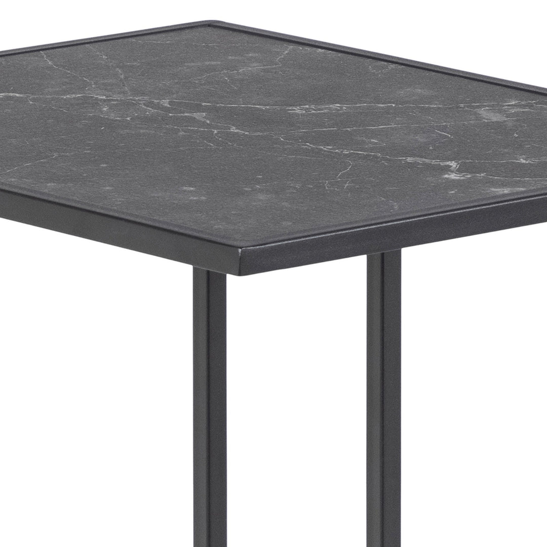 Infinity sidebord, hjørne av sort marmorplate med sort metallramme mot hvit bakgrunn