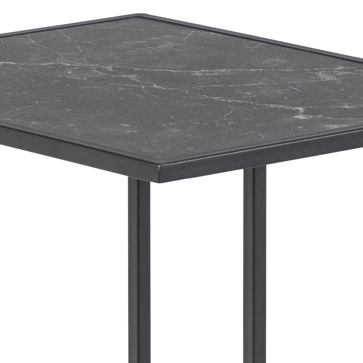 Infinity sidebord, hjørne av sort marmorplate med sort metallramme mot hvit bakgrunn