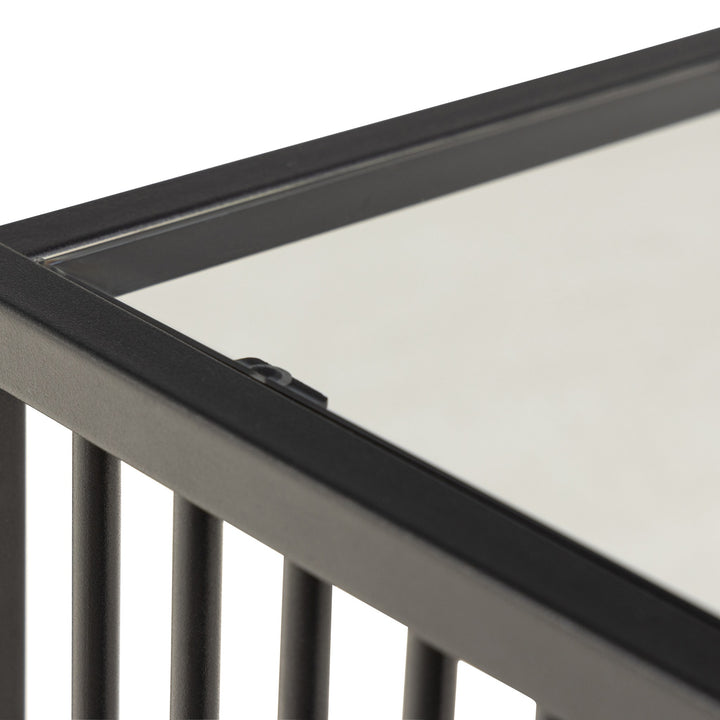 Strington hjørnebord, hjørne av sort settbord med glasstopp og spileramme mot hvit bakgrunn