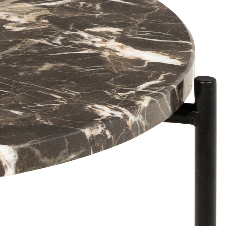 Avila sidebord, nærbilde av rund brun marmorplate med hvit åring og sort metallben