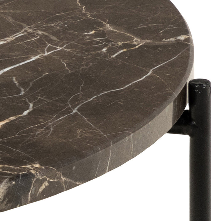 Avila sidebord, nærbilde av rund brun marmorplate med hvit åring og sort ben