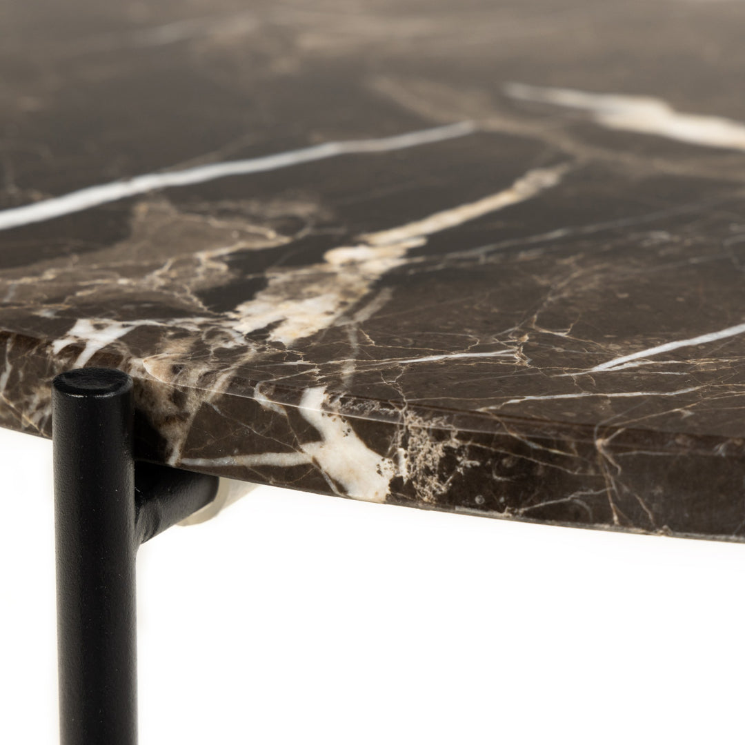 Avila sidebord, kant av brun marmorplate med markert hvit åring og sort metallben