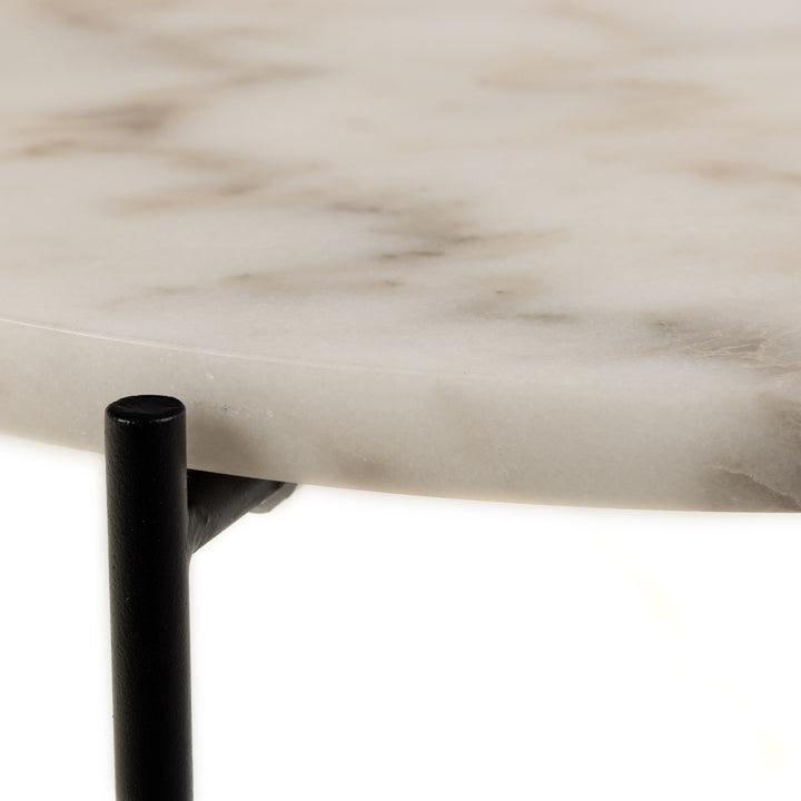 Avila sidebord, nærbilde av rund hvit marmorplate med grå åring og sort metallben
