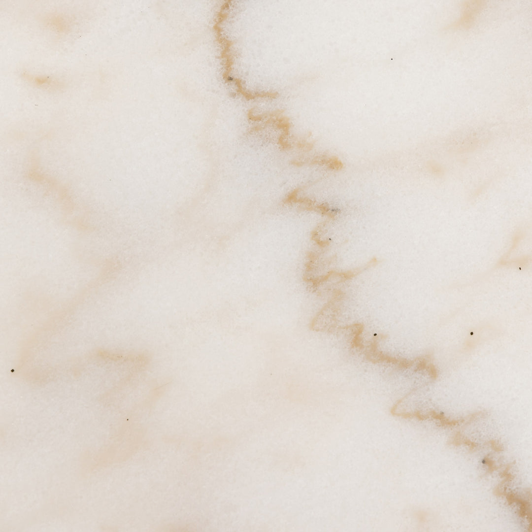 Avila sidebord, nærbilde av kremhvit marmorplate med myk beige åring